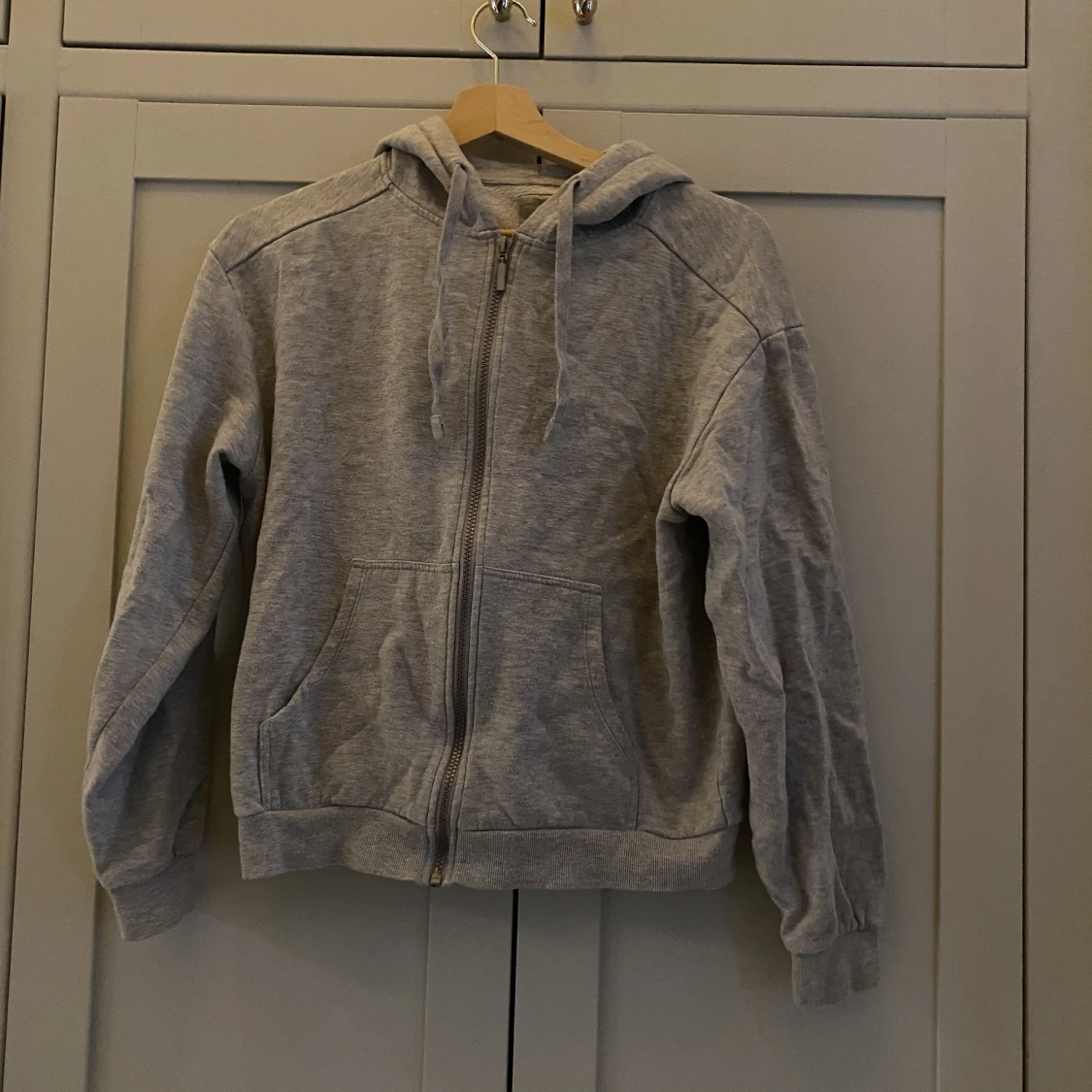 Grå hoodie med dragkedja - 90