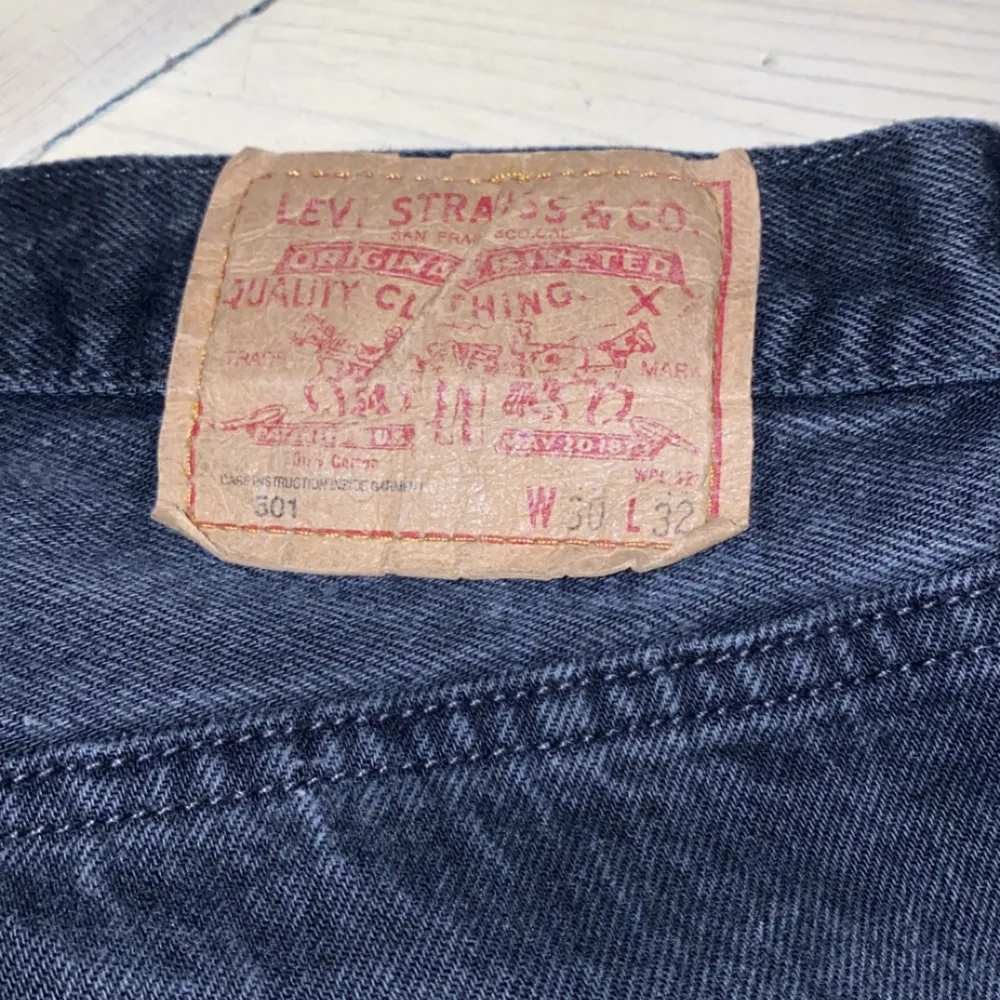 501 Levis byxor vintage  W 30 L 32 En blandning mellan ljusgrå och mörkgrå färg  Sällsynta levis jeans köpta för ca 1000 kr på en vintage store. Jeans & Byxor.