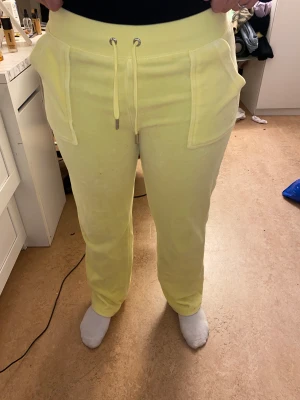 Gul juicy byxa - Gul juicy byxa från sommarkollektionen super fin färg pris kan diskuteras.