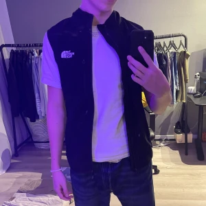 North face väst - Techväst från north face. Knappt använd så alltså i nyskick. Skitsnygg med grym fit :)