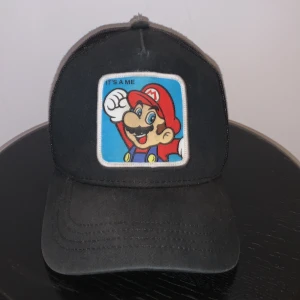 CAPSLAB(Mario keps) -  En svart keps. helt ok skick🥰