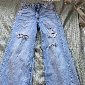 Dess par jeans är för små för mig hoppas nån annan vill köpa dessa jeans , köptes för typ 250. Sån ni ser har jag klippt där nere  för de va för långa.