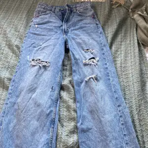 Dess par jeans är för små för mig hoppas nån annan vill köpa dessa jeans , köptes för typ 250. Sån ni ser har jag klippt där nere  för de va för långa.