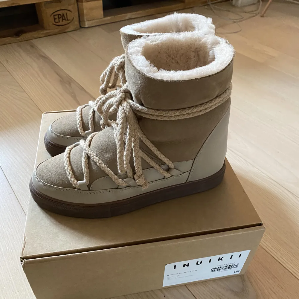 I am Selling my beautiful Inuikii Classic Wedge boots in beige. They are in perfect condition and have only been worn three times. They were bought for 3153 sek , but I am willing to sell for 2100 sek. They are a size 39, but will fit a size 38 as well.. Skor.