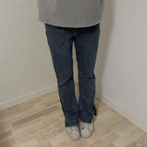 Jeans - Säljer dessa as coola jeans från Weekday! De har slits vid sidorna och älskar färgen! Nypris 500🖤 Man kan såklart vika upp kanten som jag vikt ner vid midjan! 