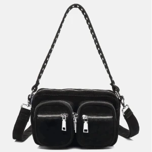 Noella väska - Säljer min svarta noella väska i väldigt bra skick!!🌟🌟 den är i mellanstorleken