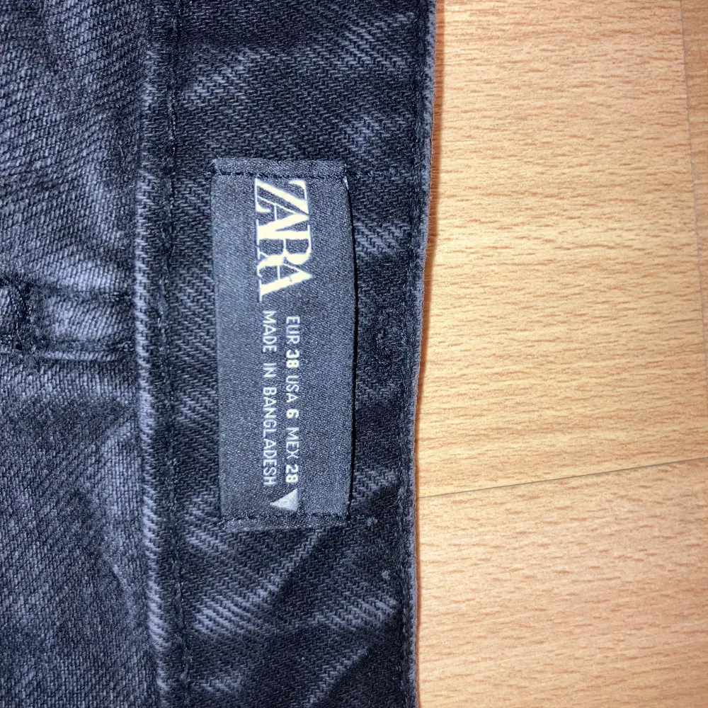 Svarta vida zara jeans. De är en hylsa som gått sönder men i övrigt hela, jag på bilden är 176cm  . Jeans & Byxor.