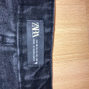 Svarta zara jeans  - Svarta vida zara jeans. De är en hylsa som gått sönder men i övrigt hela, jag på bilden är 176cm  