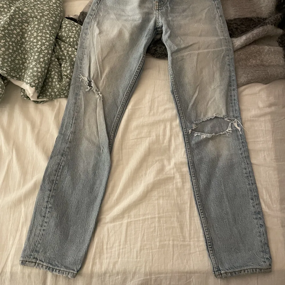 Tyvvär har dessa blivit för små så säljer dem ! Köpta för 400kr, är i nyskick ! Storlek 34. Jeans & Byxor.