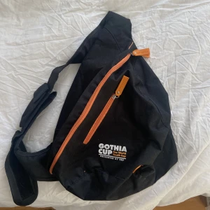 Sling bag - Säljer denna svarta sling bagen/ryggsäcken från Gothia Cup. Om du har övriga frågor eller vill ha fler bilder är det bara att hmu! Köparen står för frakten. Betalning med Swish.