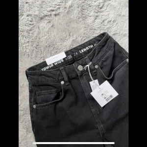 Bikbok jeans helt nya - Snygga Wide-leg jeans från bikbok, aldrig använda elr provade. Alla lappar kvar samt förpackning.  Nypris 600kr (599). Betalning via swish💚