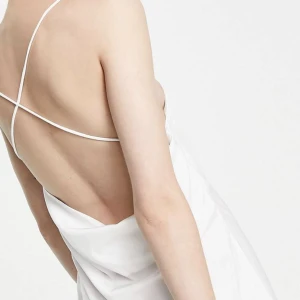 Vit satin klänning med öppen rygg, perfekt för student! - Hej!! Jag säljer denna superfina klänning från asos, perfekt till student eller skolavslutning! Den är endast provad så i nyskick! Modellen är 173cm och bär strlk 36. Orginalpris: 339kr. Hämtas i Sundsvall eller så betalar kunden för frakt! Hör av er!✌🏼