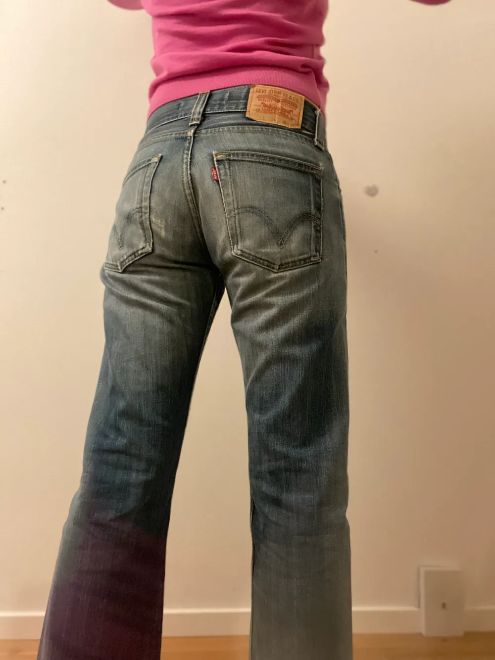 Säljer de här super fina thrifted Levi’s jeans, som aldrig kom till använd. Köpte dem i Köpenhamn i år. Storleken är W29 L32. Jag är 166 lång Skriv i privat för fler bilder och detaljer ❤️.  Klick inte på köpa direkt, kan möta upp i Stockholm eller Solna . Jeans & Byxor.