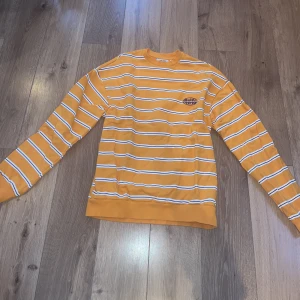 Sweatshirt - Sweatshirt från junkyard som aldrig kommer till användning längre. Är i perfekt skick❤️