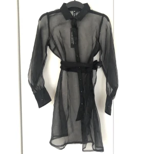Skjortklänning i organza - Skjortklänning i organza. Aldrig använd. Prislapp kvar. 