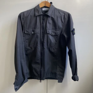 Stone island jacka  - Säljer nu min kära Stone island jacka i storlek S. Jackan är använd och har två små hål längst ner. Utöver dessa i mycket fint skick. Jackan är stilren och snygg, passar perfekt till våren! Om ni har några frågor/ vill ha bilder, fråga på! 