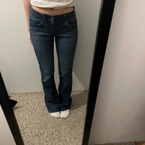 Lågmidjade jeans - Lågmidjade bootcut jeans från gap, köpta från Sellpy. Stretchiga och sköna. Midjemått: ca 78cm. Innerbenslängd: 79cm.