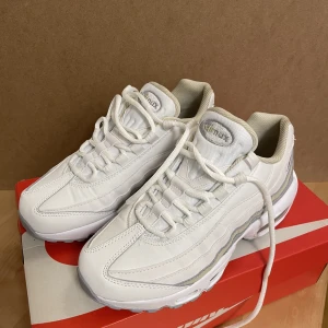 NIKE AIRMAX 95 - Womans Air Max 95, nyskick. Vita med grå och beige detalj