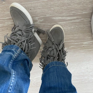 Skor med fransar - Så stört snygga sneakers med inbyggd kilklack (såsom på isabel marant skorna), älskar verkligen dessa men får inte så mycket användning av dom😩😍