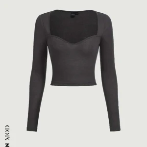 tröja - säljer denna tröja från shein, bild från hemsidan då tröjan är för liten så får ej på mig den, strl L men sitter kanske som en M Aldrig använd💓