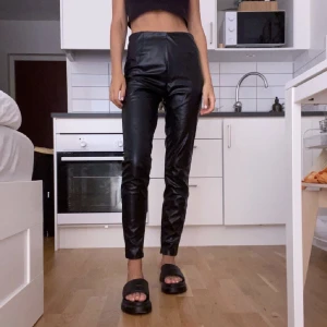 Skinnbyxor - Skinnbyxor med resår i midjan 