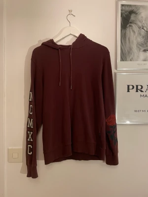 Hoodie från Jack&Jones - Vinröd Hoodie från Jack&Jones i storlek S! Helt ok skick!