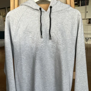 Hugo Boss Hoodie - Hoodie från Hugo Boss. Storlek Medium. Nyskick, använd ca 2 gånger.