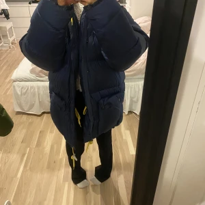 Fjällräven jacka Marinblå - Säljer min fjällrävenjacka då jag inte längre får användning för den. Något stor får mig som är strax under 160. Bra skick och vill ha den såld! Jag står för frakt💕💕💕💕