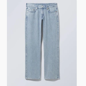 Low rise jeans - Säljer mina arrow low waisted jeans från Weekday då de inte inte kommer till användning. Har endast använd dem ca 5 gånger så de som nya😊