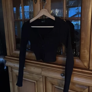 Svart topp med knappar  - Ifrån Gina i fint skick! 