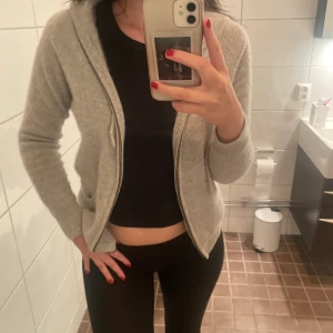 Kashmir kofta storlek M - Jätte mjuk och varm Kashmir tröja från davida, i storlek M men passar mig som har S perfekt!