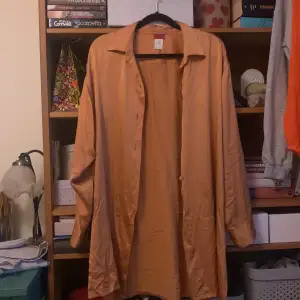 Vintage orange kenzo skjorta inhandlad i vintagebutik i paris, 100% silke