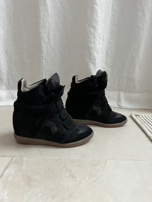 Isabel Marant sneakers - Isabel Marant Sneakers i svart, storlek 37.