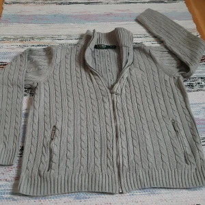Cardigan - Säljer en cardigan i storlek M, av Ralph Lauren. 