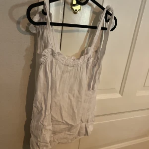 Topp  - Skön och fin sommar topp som nästan aldrig är använd 