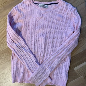 Söt stickad tröja  - Fin rosa stickad tröja! Använd några gånger men i bra skick, storlek 158/164 men passar som S/M!
