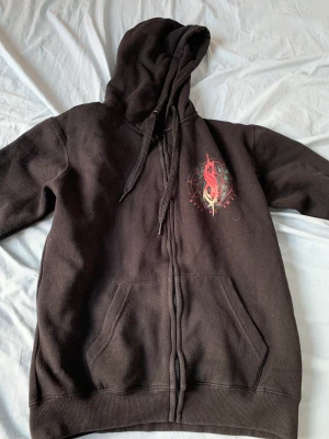slipknot - cool slipknot zip-up. använd ca 2/3 ggr så i otroligt bra skick. köptes på bluefox men vet inte riktigt storlek. är ganska säker på att det är storlek M eller möjligtvis L men passar bra på mig som är 165, lite oversized. 