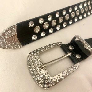 Rhistones skärp - Skärp som inte kommer till användning! Alla stenar sitter kvar och har inga skador🤍⚡️