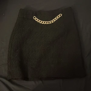 Kjol från mango - Kjol från mango väldigt bra material. Aldrig använd och i väldigt bra skick. 