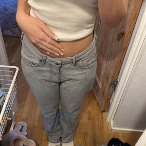 Lågmidjade jeans  - Ett par jättefina lågmidjade jeans ifrån Gina! Använt ett par få gånger men kommer inte till användning pga av att dem är för stora i midjan.🫶🏽🙌🏽 skriv för fler privata bilder eller frågor!