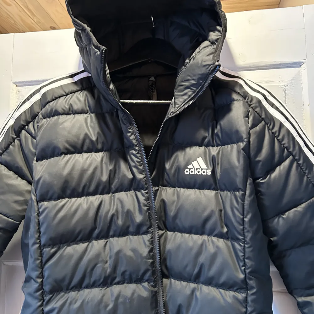 En längre modell av en Adidas jackan som slutar under rumpan. Den är helt ny och oanvänd men säljer den då jag köpte en annan! Den håller värmen bra och är väldigt lätt då den är instoppad med fjäder. Nytt pris är 1499kr och säljer för 900kr.⭐️. Jackor.