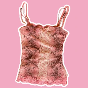 Rosa linne - Så snyggt linne med ormmönster. Säljes billigt på grund av slitage (se sista bilden), spetsen har lossnat från ett ställe. Står varken märke eller storlek, men passar S💞