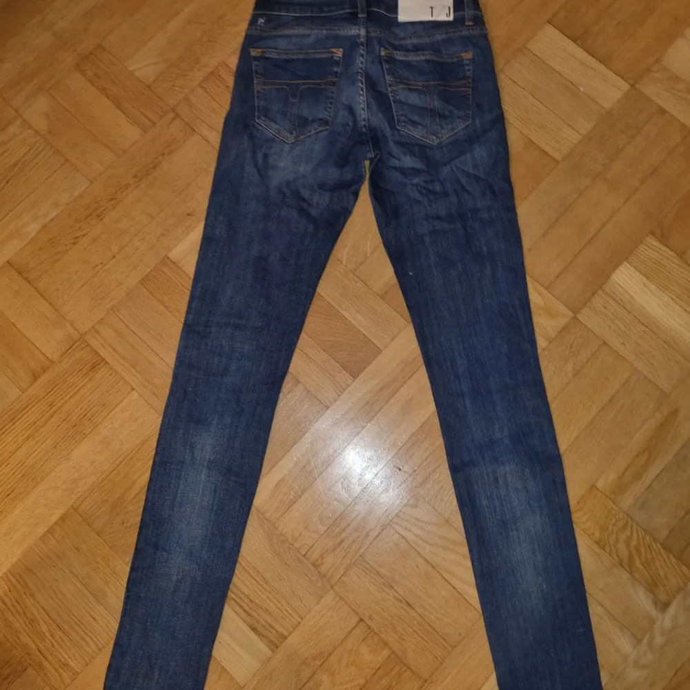 Byxor från tiger. Passar strl small. Ca 32 i längd. Low waist.  Skinny. Obs! Flärp trasig. . Jeans & Byxor.