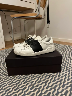 Valentino skor  - Valentino skor i st 43 till bra pris. BIN 3199-BUD 2500. Köpare står för frakt. Om ni vill byta något skriv privat. 