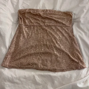 Tubtopp  - Guldig tubtopp med bladmönster. Limited edition från Kappahl 