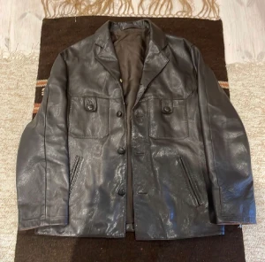 Fet läderjacka! - Asfet vintage svart läderjacka i perfekt skick! Perfekt för kalla perioder. Storlek L-XL. Möts i Malmö och tar swish! Står ej för frakt eller postens slarv (: