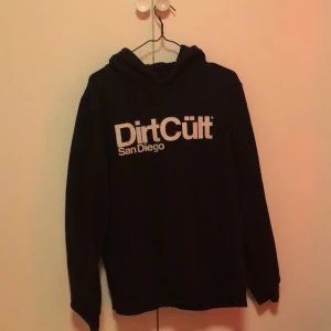 Dirtcult hoodie storlek m - Svart Dirtcult hoodie storlek s 