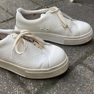 Eytys - Säljer dessa super fina eytys då jag har för många skor. Storlek 39 och inte så mycket använda. Köpta för 2000 kr