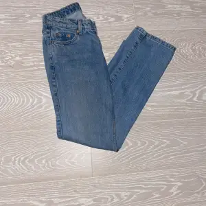 Säljer mina lågmidjade Arrow Low Straight Jeans från wekkday.bra skick använt få gånger.