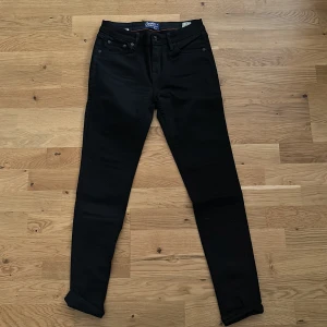 Cricket jeans  - Svarta skinnyjeans, längd 30. Hund finns i hemmet 